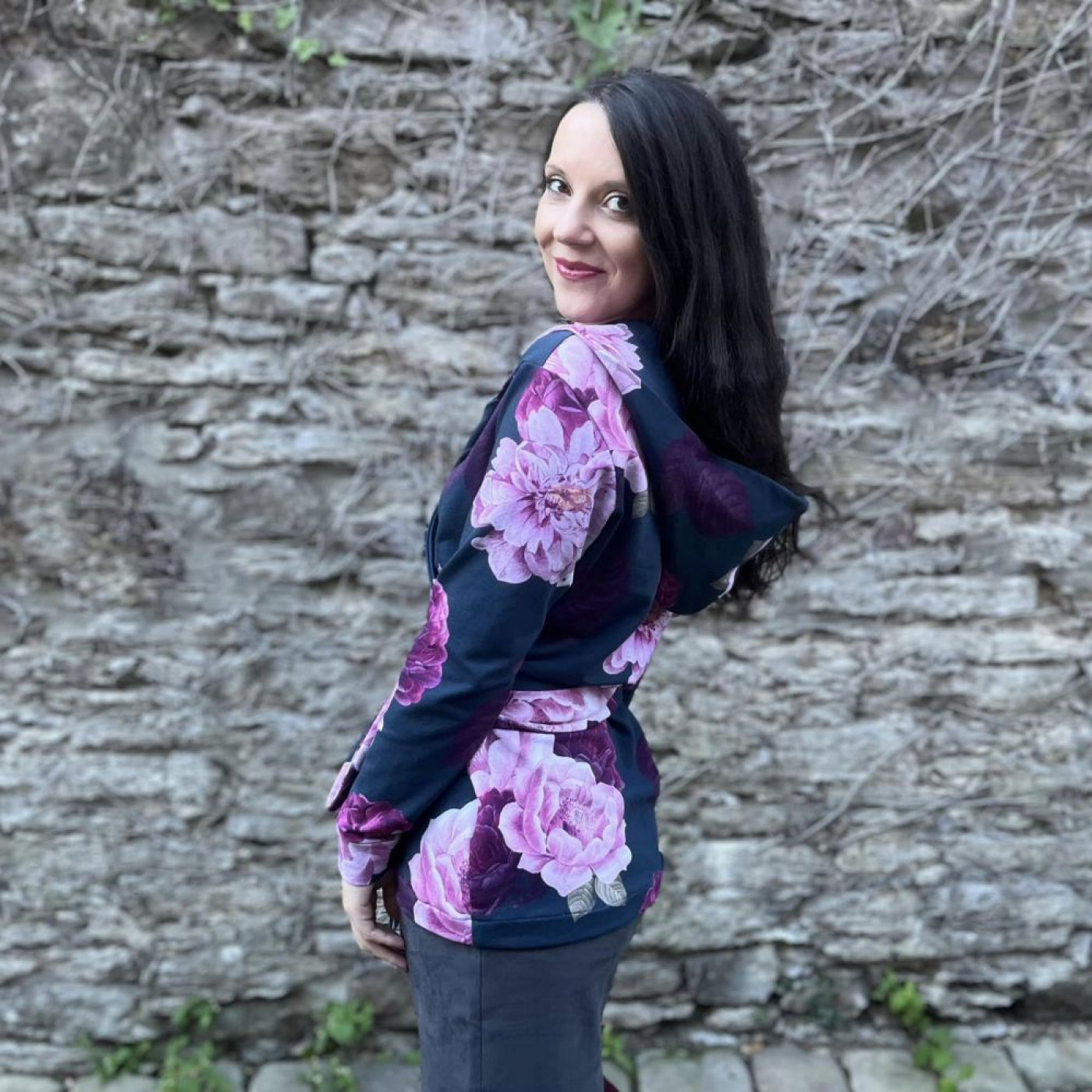 Schnittmuster Wickelhoodie Alana von Graustufen-Stoffe